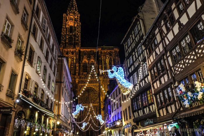 Cae la noche en los alrededores de la Catedral de Estrasburgo