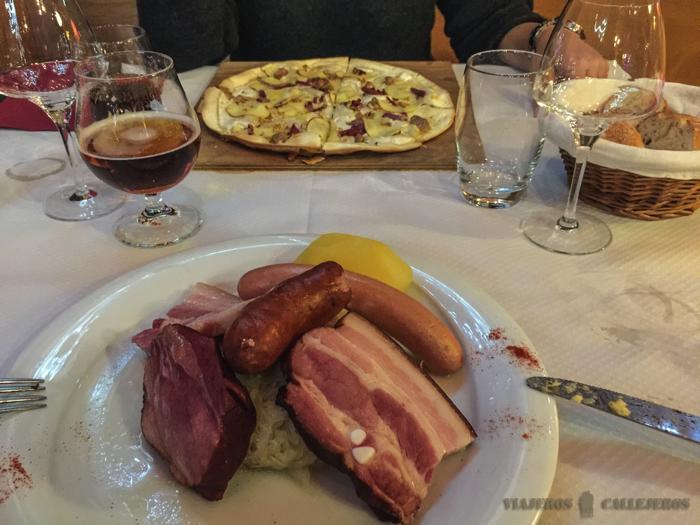 Comiendo en Riquewihr choucroute y tarte flambee