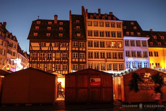 Mercadillos navideños al caer la noche en Estrasburgo