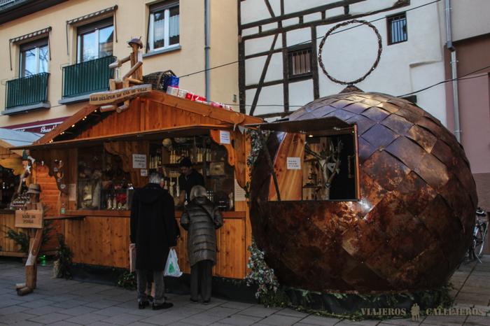 Puesto navideño en Estrasburgo de zumo de limón con miel