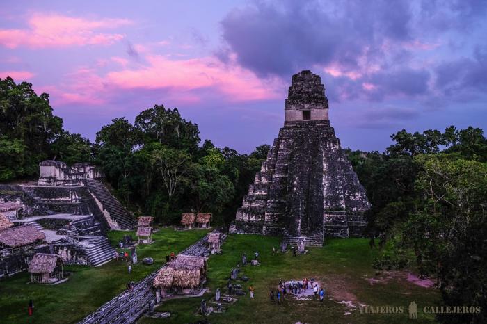 Atardecer increíble desde el Templo II en Tikal