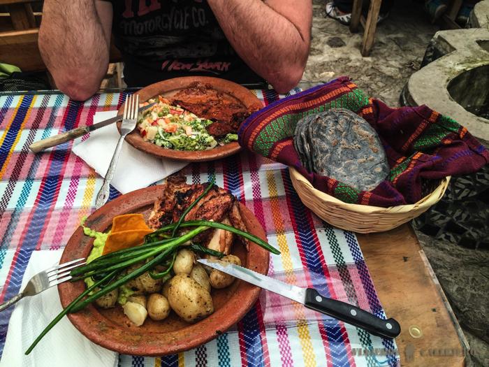 Comiendo en Rincón Típico de Antigua