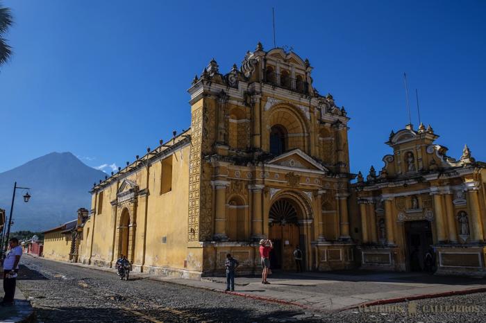 Iglesia de la Merced. Antigua en un día