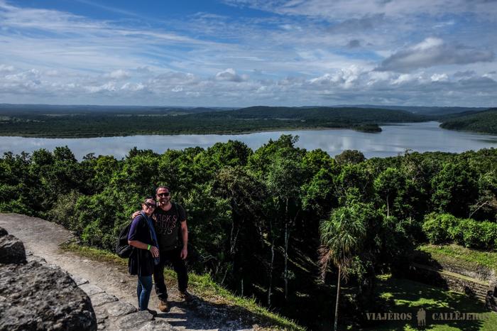 Vistas desde el Templo de las Manos Rojas o estructura 216 en Yaxhá