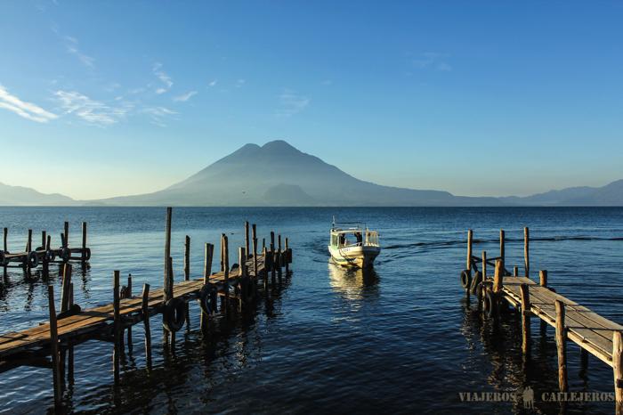 Lancha que nos llevará a conocer los pueblos del Lago Atitlán