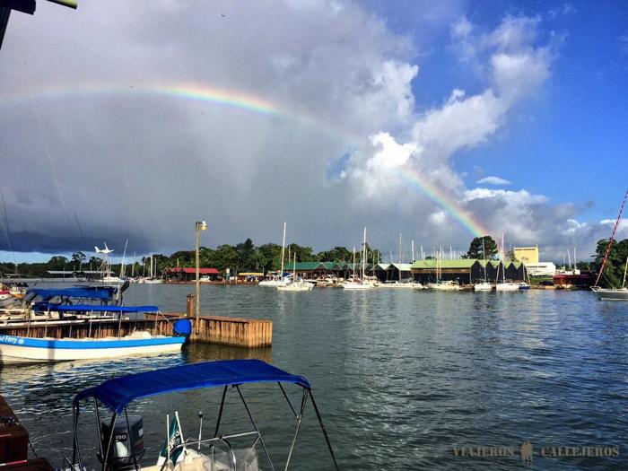 Un arco iris nos da la bienvenida a Río Dulce