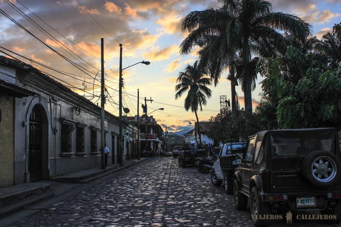 Atardecer en las calles de Copán ruinas pueblo