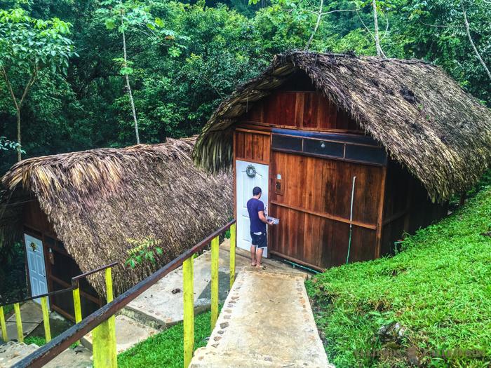 Entrando en nuestra habitación del Portal de Semuc Champey