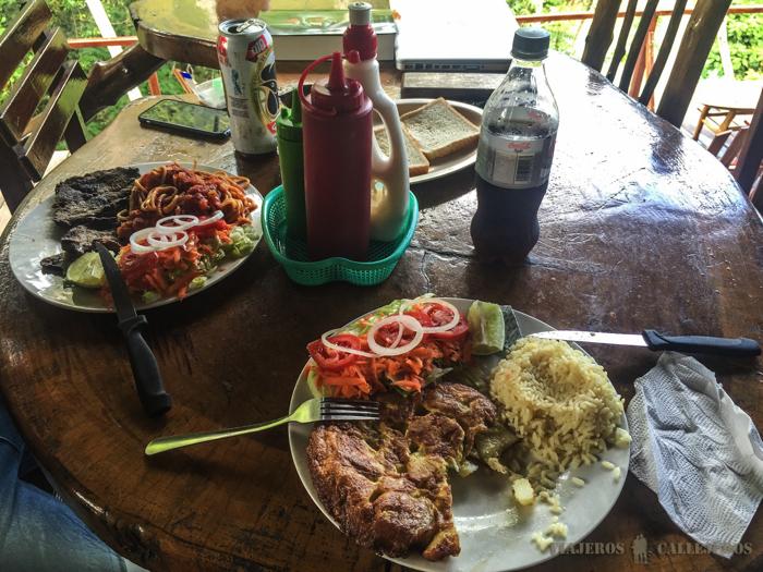 Comiendo en el Portal de Semuc Champey