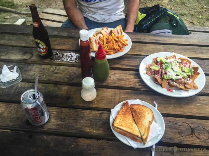 Comiendo en Tikal