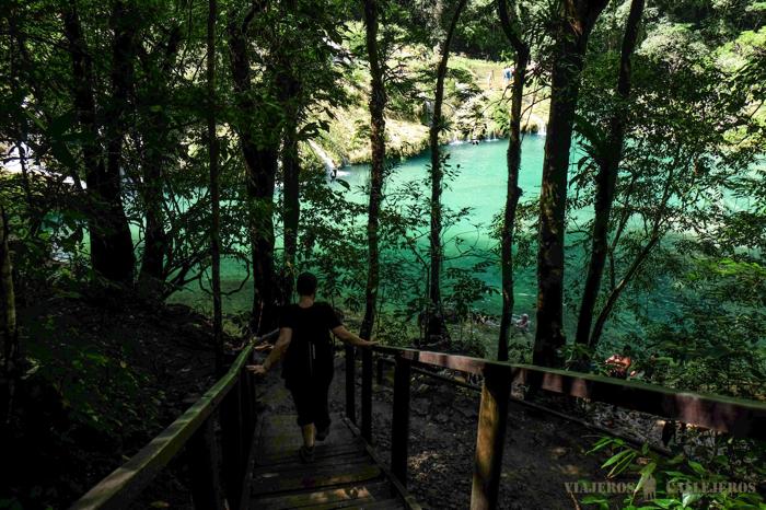 Escaleras para llegar a las pozas de Semuc Champey