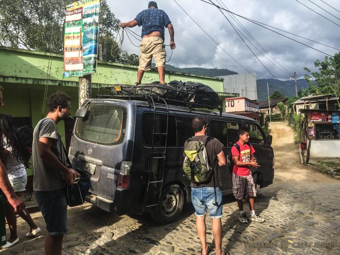 Recogiendo nuestras mochilas de la furgoneta para pasarlas al 4x4 antes de empezar a llover
