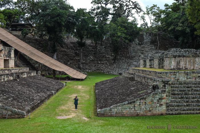 Juego de pelota con la Escalinata de los Jeroglíficos al fondo