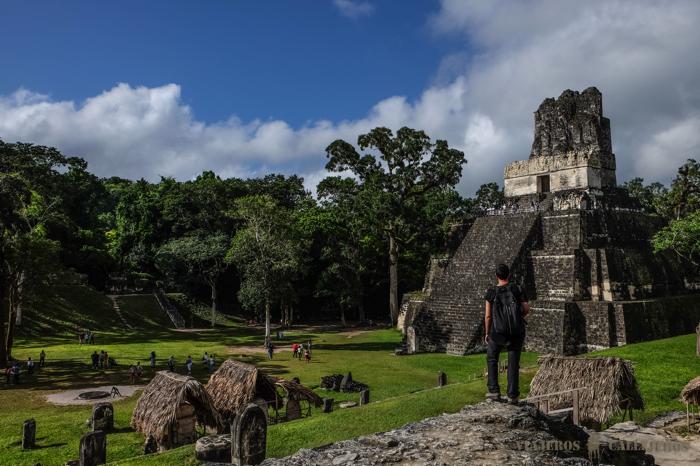 Vistas del Templo II desde la Acrópolis Norte