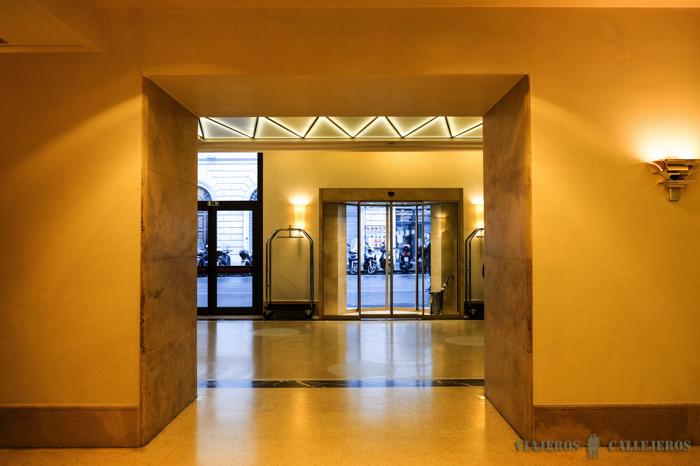 Acceso a la recepción del Una Hotel Roma