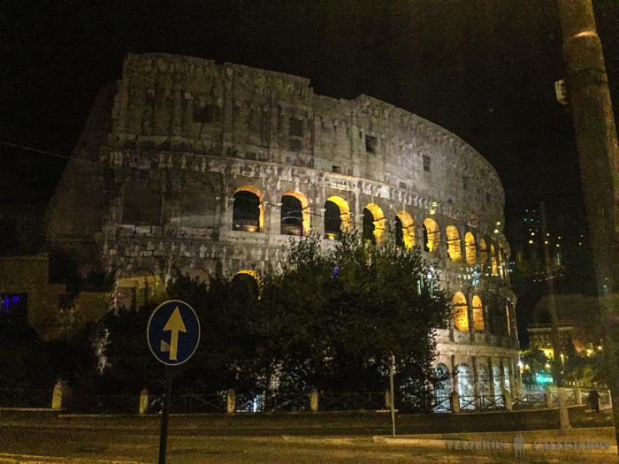 Coliseo de Roma al caer la noche