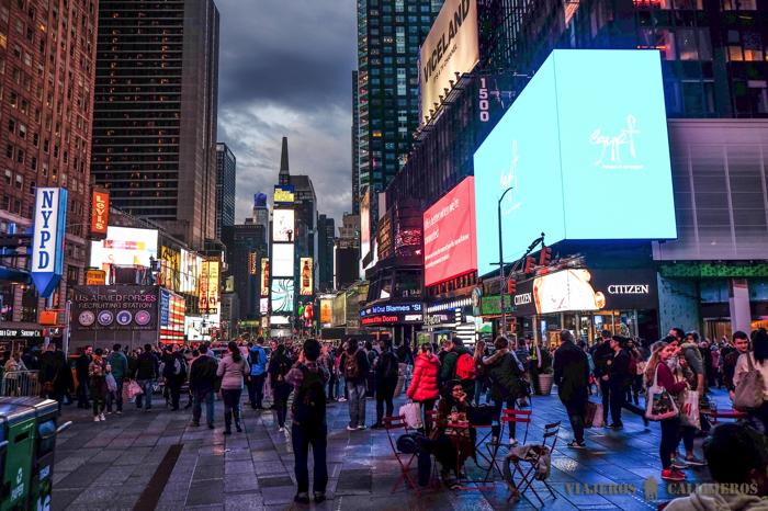 Cae la noche en Times Square