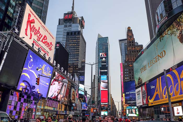 Empieza a atardecer en Times Square
