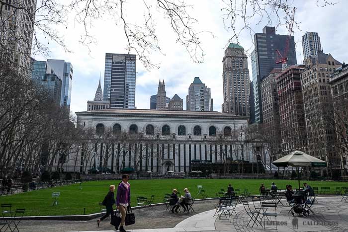 Bryant Park con la Biblioteca Pública al fondo