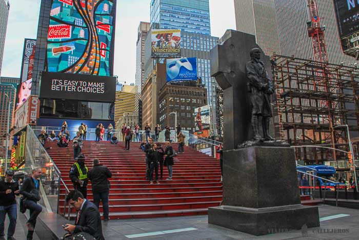 Escaleras rojas bajo las que están las taquillas de TKT´s