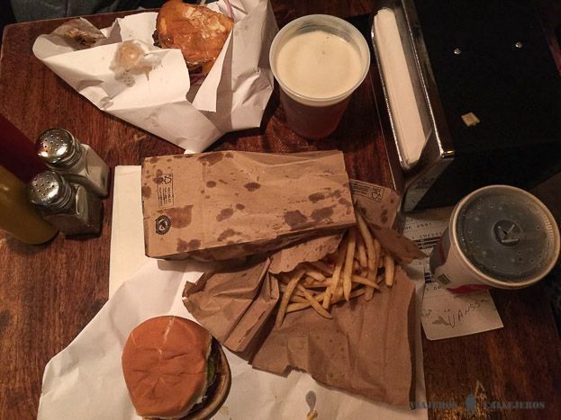 Comiendo en Burger Joint, la hamburguesería de Le Mèridien