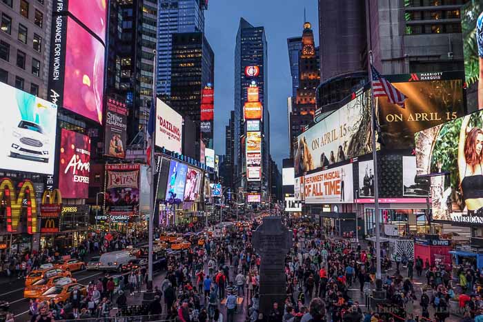 Empieza a caer la noche en Times Square