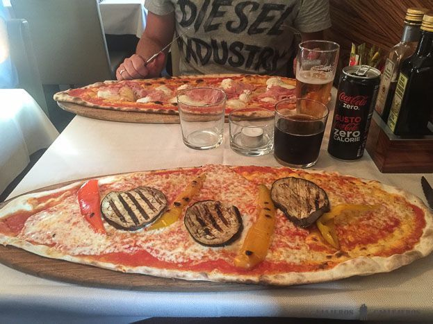 Cenando pizzas en Riba Café