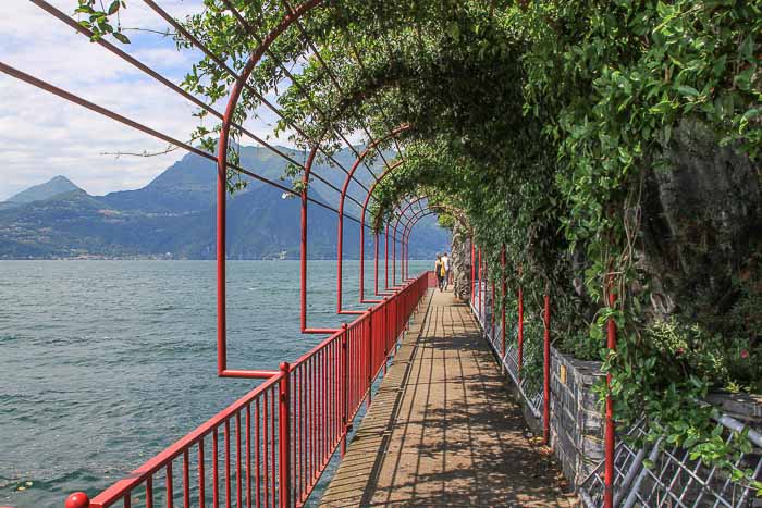 Paseo por uno de los senderos de Varenna