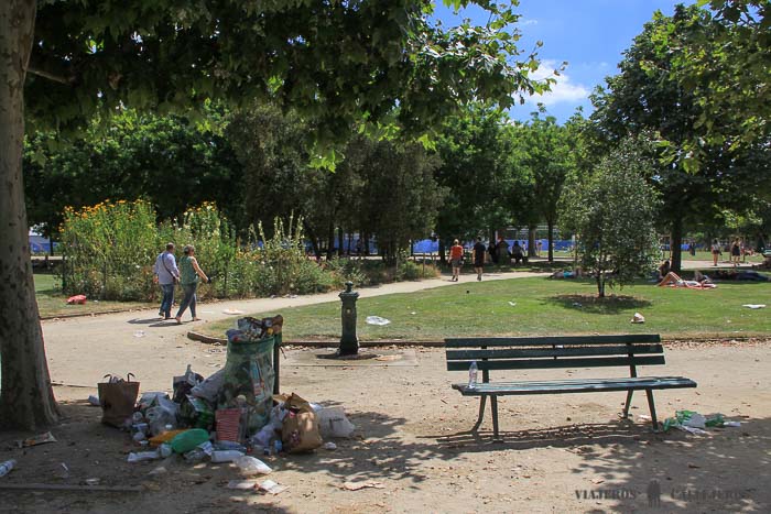 Basura en los alrededores de la Torre Eiffel