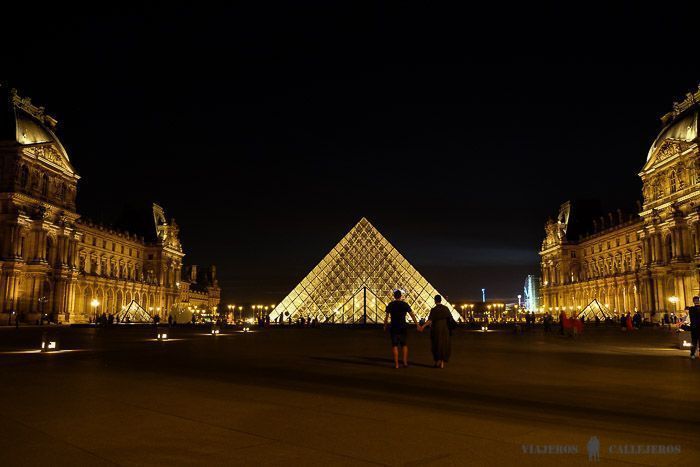 Cae la noche sobre el Louvre
