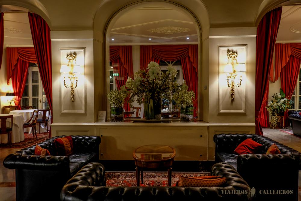 Detalles del salón del Grand Hotel Sitea. Alojamiento en Turín