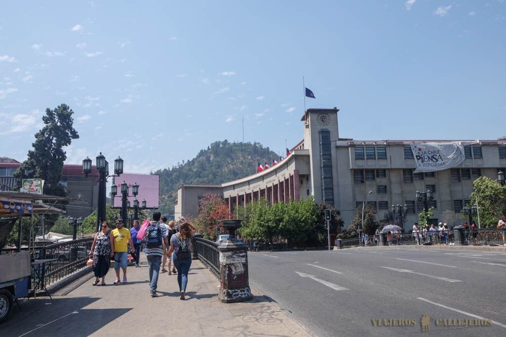 Acercándonos al Barrio Bellavista, con el Cerro San Cristóbal al fondo