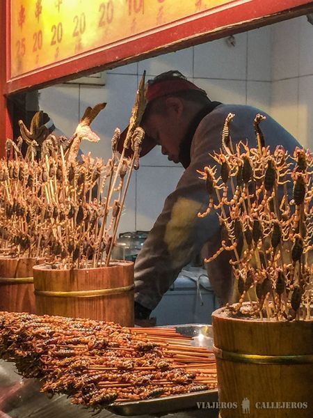 Escorpiones en el mercado de los bichos de Pekín