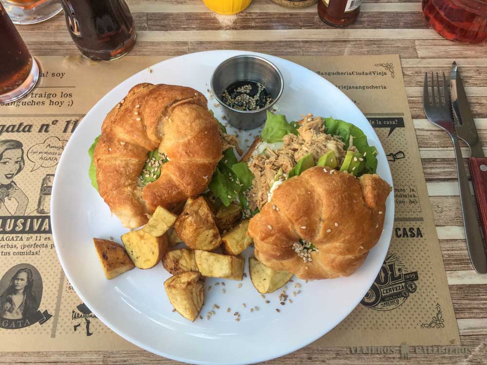 Sandwich de atún en el restaurante Ciudad Vieja
