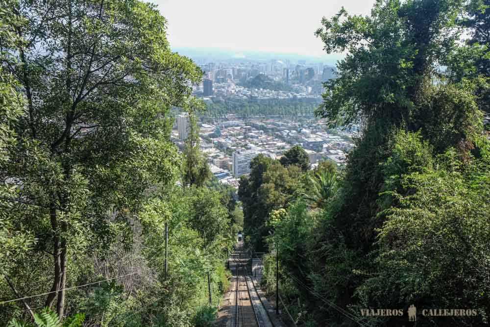 Vistas desde el funicular del Cerro San Cristóbal a medida que ascendemos a la Terraza Bellavista