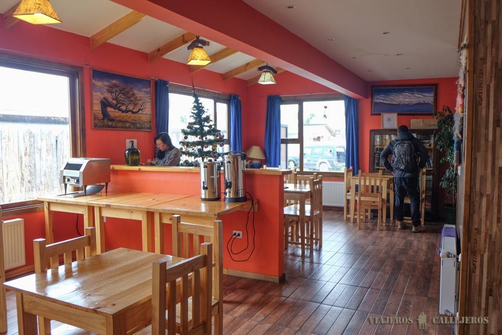 Salón de desayunos en The Singing Lamb. Alojamiento en Puerto Natales