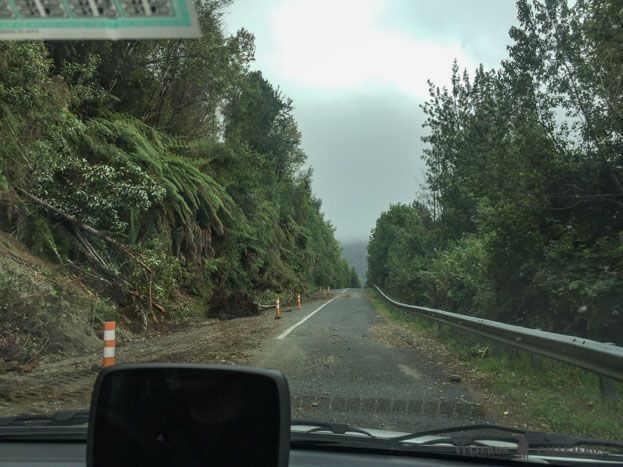 Daños en la carretera al Parque Nacional de Chiloé provocados por el terremoto