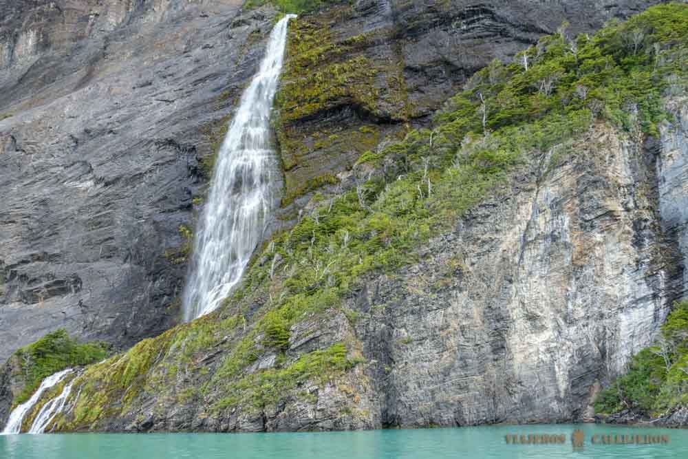 Cascada. Tour glaciar Balmaceda y Serrano