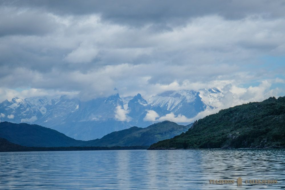 Torres del Paine al fondo en la navegación