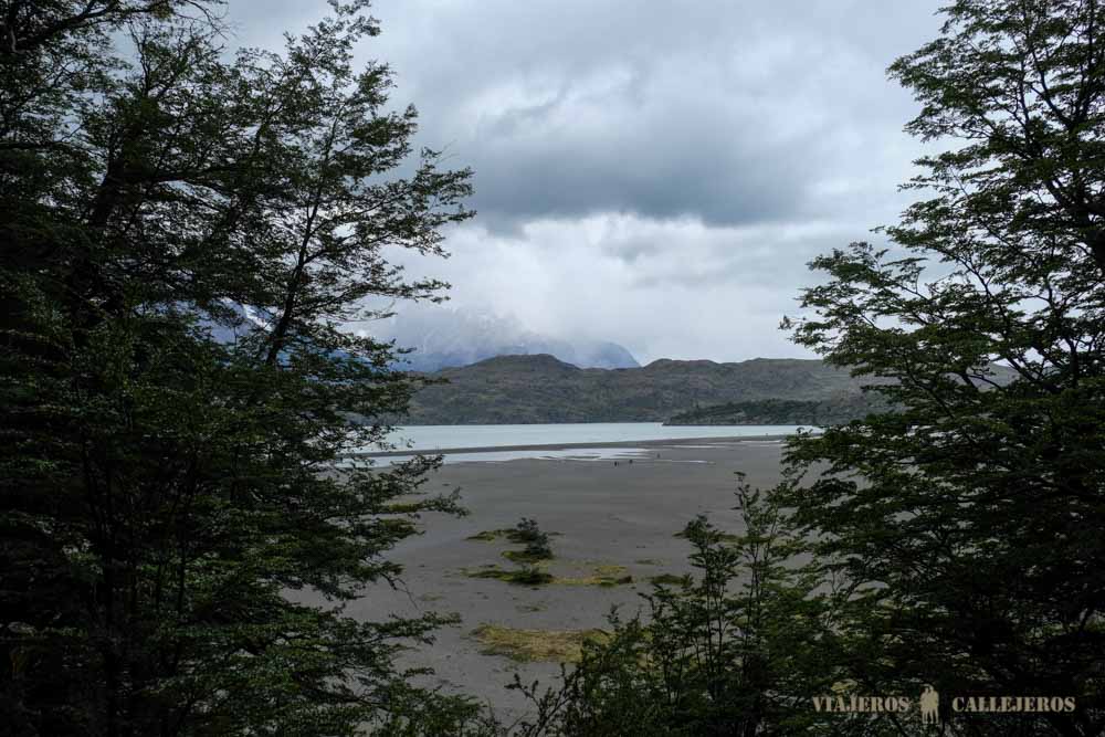 Llegando a la orilla del Lago Grey
