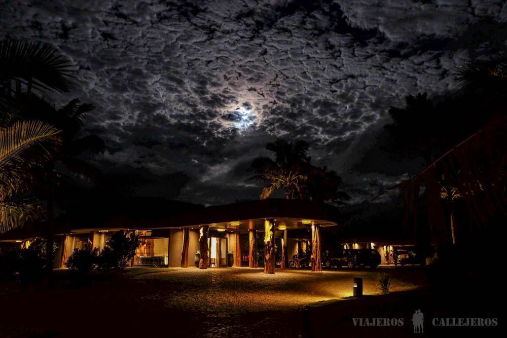 Cae la noche en el Hangaroa Eco Village Spa