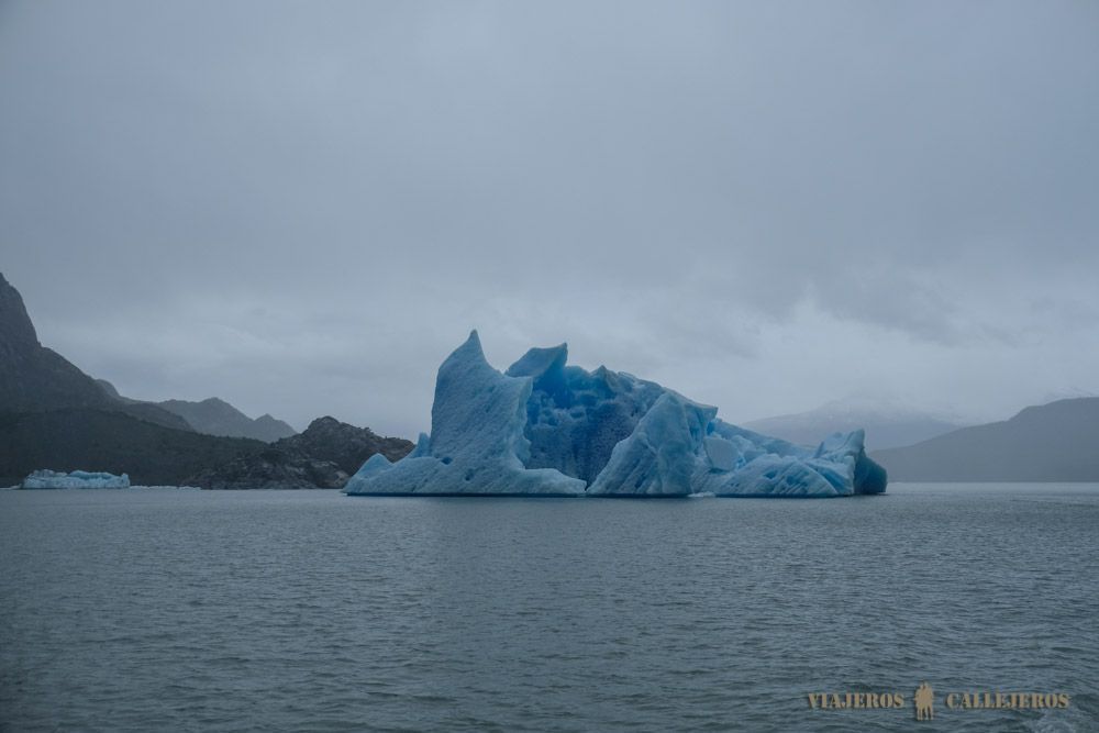 Primera visión de hielo en la navegación por el Glaciar Grey