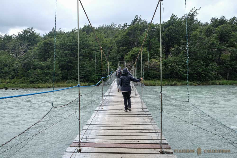 Puente Colgante camino al Lago Grey