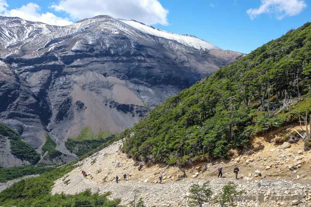 Vistas de la gente ascendiendo la última etapa del trekking