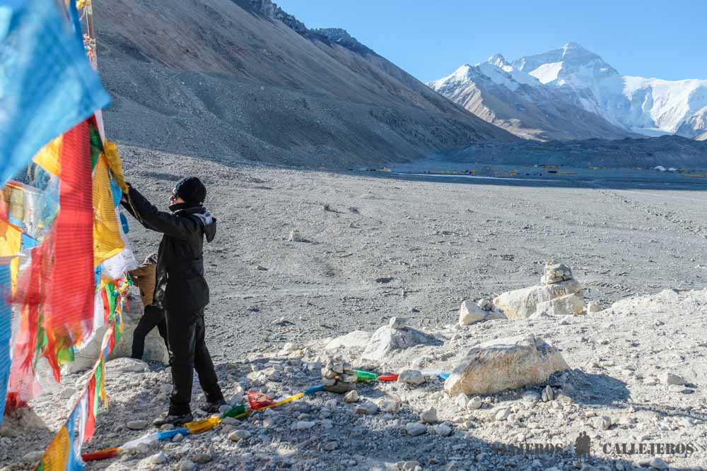 Banderas de oración frente al Everest