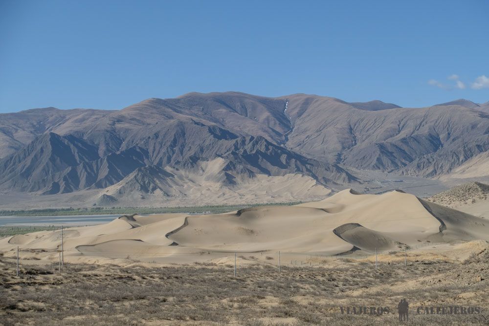 Dunas de arena camino al Monasterio Samye