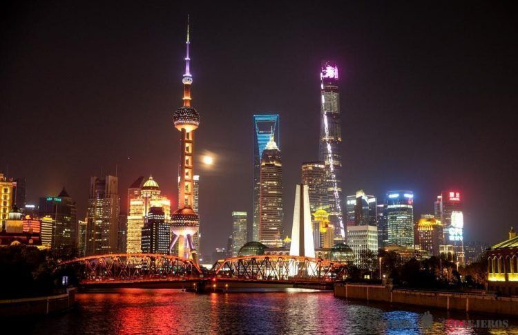Impresionante skyline de Shanghái cuando cae la noche