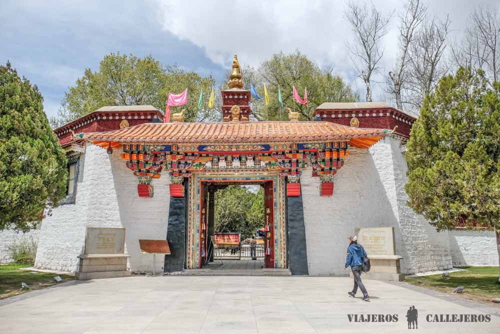 Entrada Norbulingka