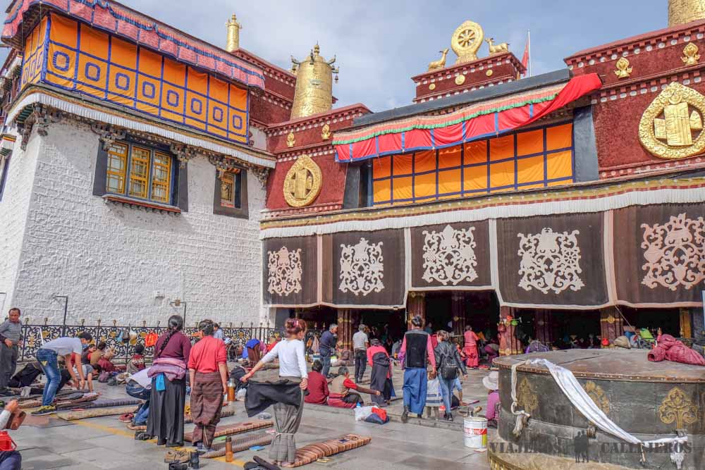 Peregrinos frente al Monasterio de Jokhang