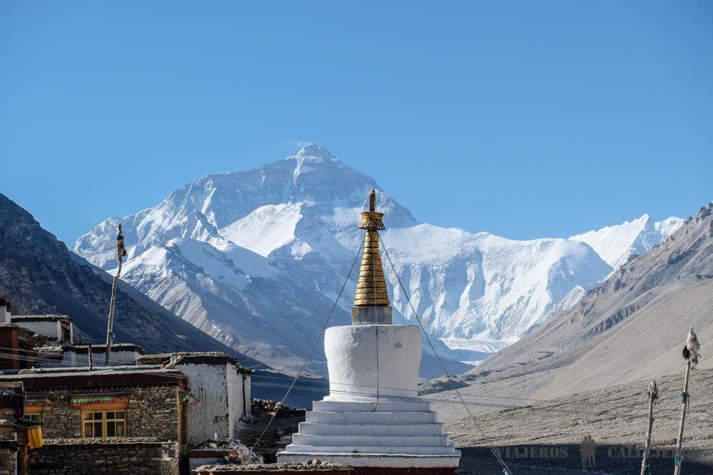 Monasterio Rongbuk y Everest al fondo
